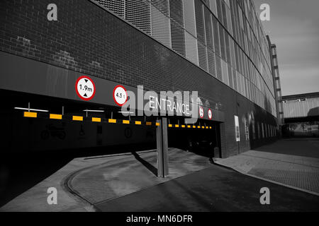 Entrée d'un parking à étages avec des signes et avec couleur sélective Banque D'Images