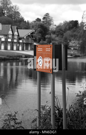 Gardez la droite et la vitesse maximale panneau d'avertissement sur la rivière Severn à Shrewsbury, Shropshire, au Royaume-Uni. Avec couleur sélective Banque D'Images