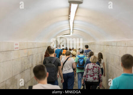 Les gens silhouettes dans un tunnel de métro. Foule marche dans un couloir. Les gens dans un long tunnel blanc. Banque D'Images