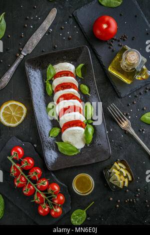 Assiette de salade caprese classique sain sur fond noir Banque D'Images