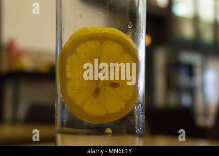 Citron en verre verre de réfrigérant dans les coupes de citron Banque D'Images