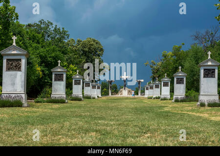 Calvaire monument près de l'Abbaye Bénédictine de l'abbaye de Tihany, composé de trois piliers avec crucifié chiffres. Banque D'Images