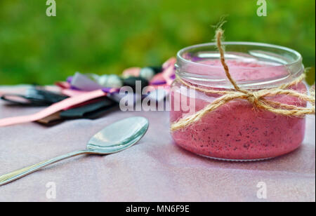 Summer berry dessert dans un pot sur un fond clair. Vue de côté. Banque D'Images