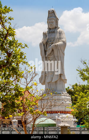 Statue de Guanyin (déesse chinoise de la miséricorde) au temple bouddhiste de style Chinois Kuang Im chapelle près de la rivière Kwai, Kanchanaburi, Thaïlande. Vertical image. Banque D'Images