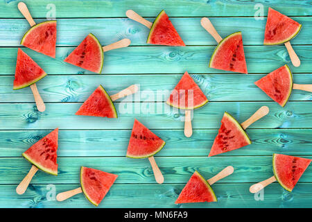 Watermelon slice les sucettes glacées sur fond de bois bleu, des fruits d'été concept Banque D'Images