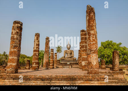 Statue de Bouddha assis au Wat Mahathat, Parc historique de Sukhothai, Thaïlande Banque D'Images