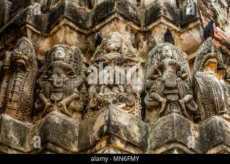 La sculpture sur pierre à Wat Si Sawai, Parc historique de Sukhothai, Thaïlande Banque D'Images