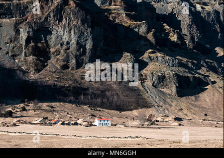 Le sud de l'Islande. Núpsstaður, sur la rocade près de Kirkjubæjarklaustur. Une ancienne ferme avec des maisons aux toits de gazon et d'une église à côté de lui Banque D'Images