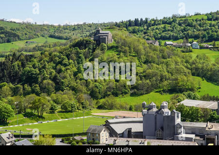 Portrait de Murat et l'église de Saint-Pierre de Bredons, commune française située dans le département du Cantal en Auvergne, dans le centre-sud de la France. Banque D'Images