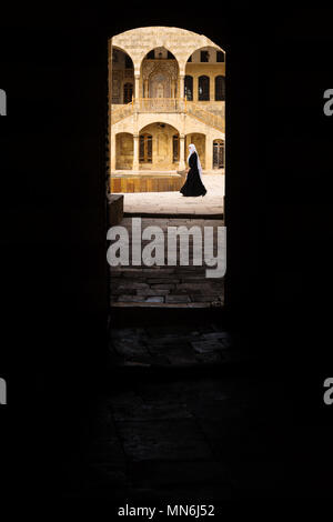 Vue verticale par tunnel d'entrée avec Dame en passant par l'Émir Bachir Chahabi Palace à Beit ed-Dine au Mont Liban Moyen orient, au Liban Banque D'Images