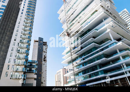 De nouveaux gratte-ciel modernes vieille flatbuilding avec trous de balle à Beyrouth, Liban, Moyen-Orient Banque D'Images