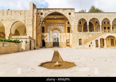 L'entrée menant à la fontaine de l'Émir Bachir Chahabi Palace Beit ed-Dine au Mont Liban Moyen orient, au Liban Banque D'Images