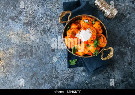 - Cuisine traditionnelle turque fellah koftes, polpettes de boulgour et de semoule en sauce tomate avec du persil et l'ayran. Middle Eastern food concept. Banque D'Images