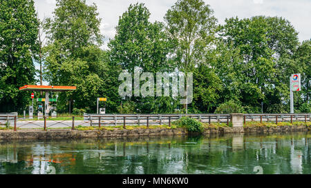 Station essence TOTAL 30,2016 octobre en Allemagne.Total est une société pétrolière multinationale française et l'une des compagnies pétrolières Supermajor dans le monde Banque D'Images