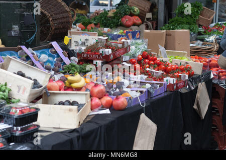 SOUTHWARK, Londres-Septembre 7,2017 : décrochage avec les légumes et fruits à Borough Market Le 7 septembre 2017 à Londres. Banque D'Images