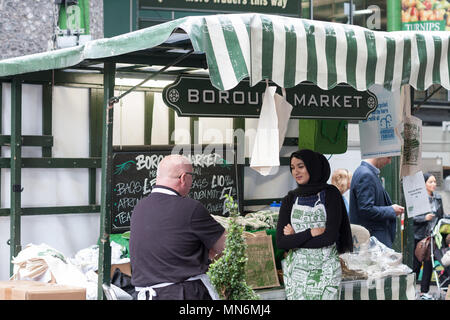 SOUTHWARK, Londres-Septembre 7,2017 : Femme est la vente de Tabliers, torchons et autres marchandises illustré en caler au Borough Market Banque D'Images