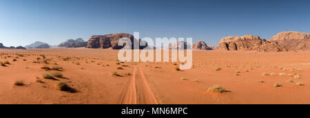 Le wadi Rum est un désert spectaculaire vallée pittoresque de couper dans le grès et le granit rock et a conduit à sa désignation comme Patrimoine Mondial de l'UNESCO Cette zone sud est un jordanien à distance et en grande partie vue inhospitalières à la vie sédentaire. Les seuls habitants permanents sont plusieurs milliers de nomades bédouins et les villageois. Banque D'Images