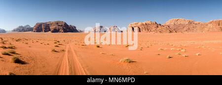 Le wadi Rum est un désert spectaculaire vallée pittoresque de couper dans le grès et le granit rock et a conduit à sa désignation comme Patrimoine Mondial de l'UNESCO Cette zone sud est un jordanien à distance et en grande partie vue inhospitalières à la vie sédentaire. Les seuls habitants permanents sont plusieurs milliers de nomades bédouins et les villageois. Banque D'Images