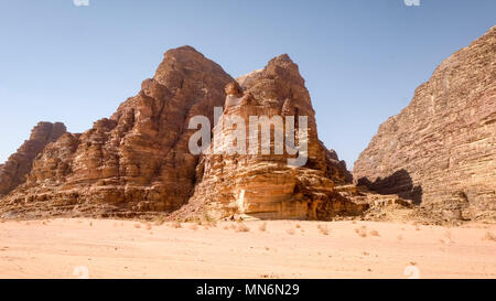 Le wadi Rum est un désert spectaculaire vallée pittoresque de couper dans le grès et le granit rock et a conduit à sa désignation comme Patrimoine Mondial de l'UNESCO Cette zone sud est un jordanien à distance et en grande partie vue inhospitalières à la vie sédentaire. Les seuls habitants permanents sont plusieurs milliers de nomades bédouins et les villageois. Banque D'Images