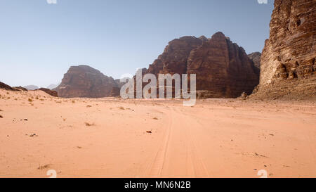 Le wadi Rum est un désert spectaculaire vallée pittoresque de couper dans le grès et le granit rock et a conduit à sa désignation comme Patrimoine Mondial de l'UNESCO Cette zone sud est un jordanien à distance et en grande partie vue inhospitalières à la vie sédentaire. Les seuls habitants permanents sont plusieurs milliers de nomades bédouins et les villageois. Banque D'Images