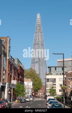 Scène de rue à Londres avec le fragment dans l'arrière-plan. Banque D'Images