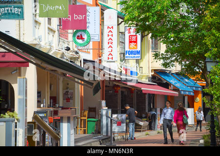 Singapour - Le 16 janvier 2017 : : People walking à Boat Quay restaurant street à Singapour. Boat Quay est le plus populaire à manger et salon je Banque D'Images