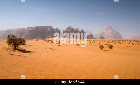 Le wadi Rum est un désert spectaculaire vallée pittoresque de couper dans le grès et le granit rock et a conduit à sa désignation comme Patrimoine Mondial de l'UNESCO Cette zone sud est un jordanien à distance et en grande partie vue inhospitalières à la vie sédentaire. Les seuls habitants permanents sont plusieurs milliers de nomades bédouins et les villageois. Banque D'Images