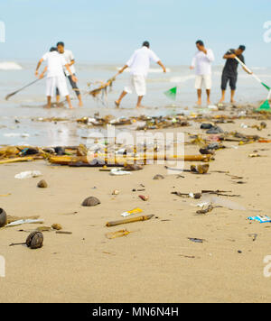 Les gens avec des déchets pollués trashy nettoyage de plage sur l'océan. L'île de Bali, Indonésie Banque D'Images