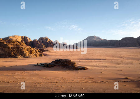 Le wadi Rum est un désert spectaculaire vallée pittoresque de couper dans le grès et le granit rock et a conduit à sa désignation comme Patrimoine Mondial de l'UNESCO Cette zone sud est un jordanien à distance et en grande partie vue inhospitalières à la vie sédentaire. Les seuls habitants permanents sont plusieurs milliers de nomades bédouins et les villageois. Banque D'Images