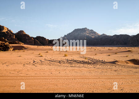 Le wadi Rum est un désert spectaculaire vallée pittoresque de couper dans le grès et le granit rock et a conduit à sa désignation comme Patrimoine Mondial de l'UNESCO Cette zone sud est un jordanien à distance et en grande partie vue inhospitalières à la vie sédentaire. Les seuls habitants permanents sont plusieurs milliers de nomades bédouins et les villageois. Banque D'Images