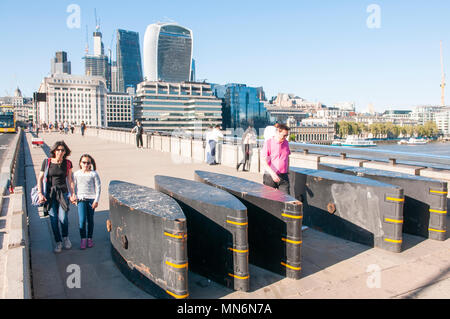 Heavy metal défensive sur le chemin piétonnier de bollards à London Bridge, mis en place après l'attaque terroriste du Pont de Londres 01/06/2017 Banque D'Images