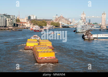 Barges remorquées remorqueur jaune holding voyage des contenants remplis de déchets domestiques générales à prendre pour une production d'énergie à partir de déchets (EFW) installation à Belvedere Banque D'Images