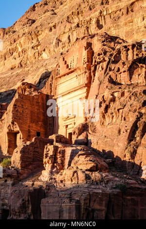 La Tombe Royale d'un Aneisho au coucher du soleil dans l'ancienne ville nabatéenne Banque D'Images