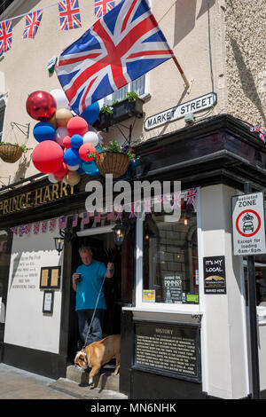 Drapeaux et ballons à l'extérieur du prince Harry pub dans la vieille ville de Windsor comme il se prépare pour le mariage royal entre le Prince Harry et sa fiancée américaine Meghan Markle, le 14 mai 2018, à Londres, en Angleterre. Banque D'Images