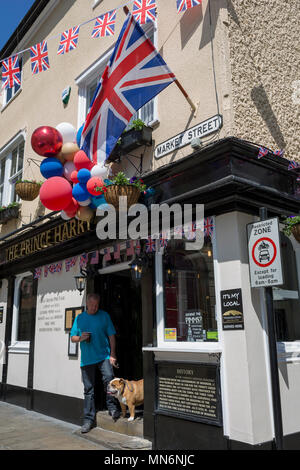 Drapeaux et ballons à l'extérieur du prince Harry pub dans la vieille ville de Windsor comme il se prépare pour le mariage royal entre le Prince Harry et sa fiancée américaine Meghan Markle, le 14 mai 2018, à Londres, en Angleterre. Banque D'Images