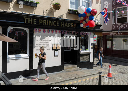 Drapeaux et ballons à l'extérieur du prince Harry pub dans la vieille ville de Windsor comme il se prépare pour le mariage royal entre le Prince Harry et sa fiancée américaine Meghan Markle, le 14 mai 2018, à Londres, en Angleterre. Banque D'Images