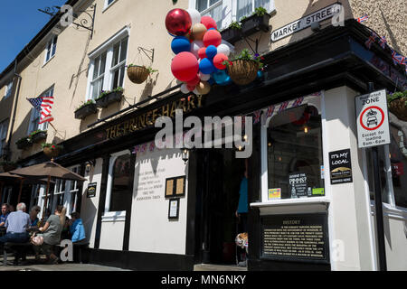 Un British Bulldog appelé Stanley avec des drapeaux et des ballons à l'extérieur du prince Harry pub dans la vieille ville de Windsor comme il se prépare pour le mariage royal entre le Prince Harry et sa fiancée américaine Meghan Markle, le 14 mai 2018, à Londres, en Angleterre. Banque D'Images