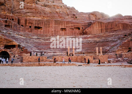 Le théâtre est sculpté sur le côté de la montagne et se compose de trois rangées de sièges séparés par des couloirs et peut accueillir 4000 spectateurs Banque D'Images