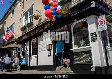 Un British Bulldog appelé Stanley avec des drapeaux et des ballons à l'extérieur du prince Harry pub dans la vieille ville de Windsor comme il se prépare pour le mariage royal entre le Prince Harry et sa fiancée américaine Meghan Markle, le 14 mai 2018, à Londres, en Angleterre. Banque D'Images