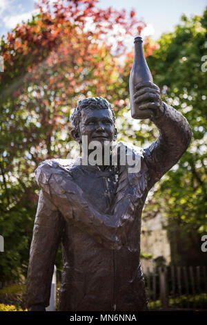 Statue de nous souvenir de Robert Dunlop au Joey Dunlop Memorial Garden, Ballymoney, Irlande du Nord Banque D'Images
