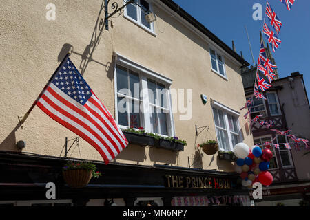 Drapeaux américains et britanniques et des ballons à l'extérieur du prince Harry pub dans la vieille ville de Windsor comme il se prépare pour le mariage royal entre le Prince Harry et sa fiancée américaine Meghan Markle, le 14 mai 2018, à Londres, en Angleterre. Banque D'Images