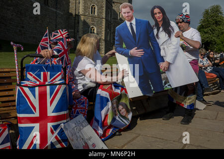 L'extérieur bancs royalistes occupent le château de Windsor avec une passagers du prince Harry et Meghan Markle comme la ville royale se prépare pour le mariage royal entre Harry et son fiancé américain, le 14 mai 2018, à Londres, en Angleterre. Banque D'Images