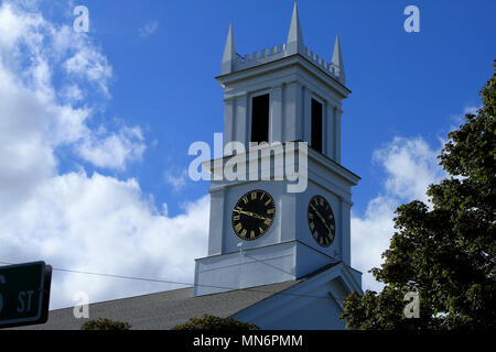 Clocher de la première église méthodiste, Main Street, Chatham, Massachusetts, s'élevant dans un ciel bleu, une journée d'automne en Nouvelle Angleterre Banque D'Images