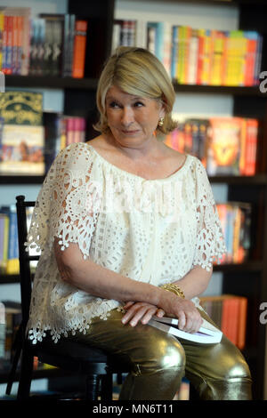 BAL HARBOUR, FL- 24 février : Martha Stewart's légumes : Inspirée des recettes et conseils pour le choix, la cuisson, et d'apprécier la fraîcheur des saveurs saisonnières' livre signature des livres et des livres le 24 février 2017 à Bal Harbour, en Floride. Personnes : Martha Stewart Banque D'Images