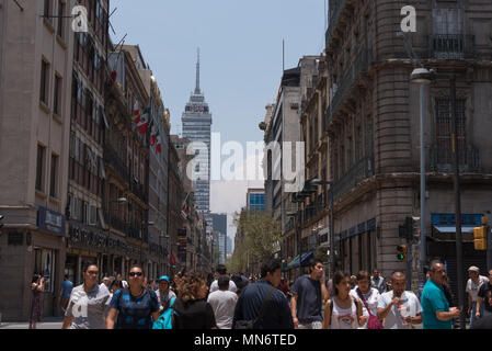 Les gens marchent à Madero street dans la ville de Mexico's historic city centre Banque D'Images