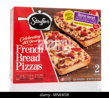Winneconne, WI - 8 mai 2018 : une boîte de Stouffer's pizza pain français en trois sur un fond isolé de la viande Banque D'Images