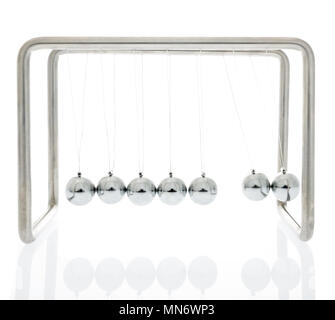 Newtons cradle swinging montrant la physique en un contexte isolé Banque D'Images