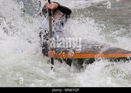 Un canoéiste pagayer à travers l'exécution rapide de l'eau blanc Banque D'Images