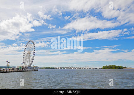 La Ferris de National Harbor et Woodrow Wilson Memorial Bridge sur la rivière Potomac, Maryland, USA. Ferris sur le port et le pont sous ski bleu Banque D'Images