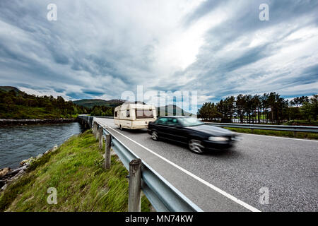 Vacances famille vacances, voyages voyage en camping-car, caravane location de vacances. Location caravane voyages sur l'autoroute en Norvège. Avertissement - tir authentique il y a un effet de flou. Banque D'Images